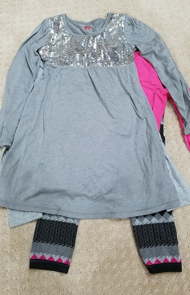Girls. 3 shirts 1 legging